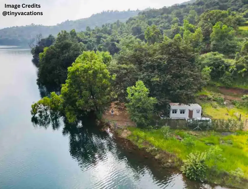 Couples, seclude yourself in this waterfront forest cabin in Panshet!